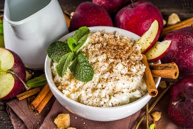 Reis Porridge Omas Rezept für Reis Porridge mit Äpfeln