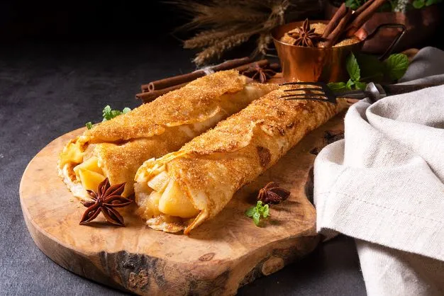 Vegane Pfannkuchen mit Apfel-Zimt-Füllung Mit der selbstgemachten, warmen Apfelfüllung und mit Zimt-Zucker bestreut schmecken sie ultra geil