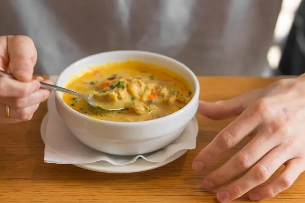 Currysuppe mit Hähnchen Oma zeigt euch, wie man eine appetitliche Currysuppe mit Hänchen macht