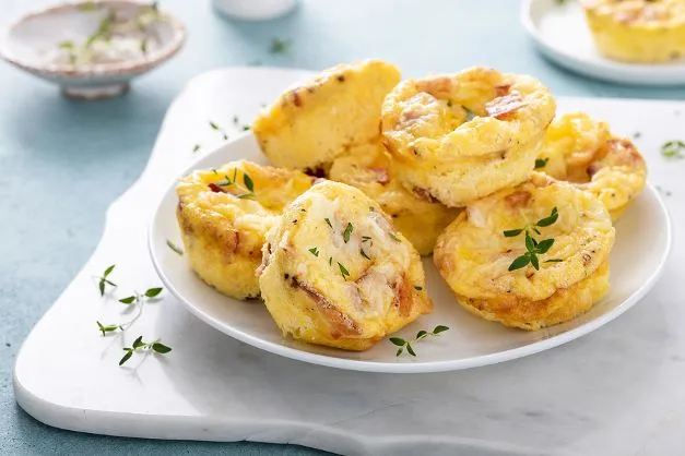 Eiermuffins mit Cheddar Herzhafte Eiermuffins mit Cheddar und Petersilie