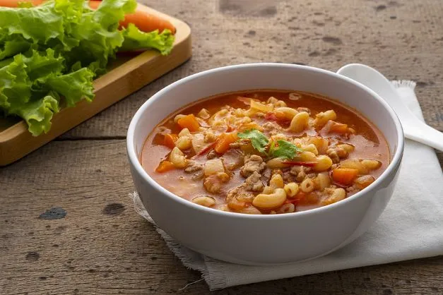 Hackfleisch Makkaroni Suppe Diese würzige Hackfleisch Makkaroni Suppe ist an Cremigkeit kaum zu übertreffen