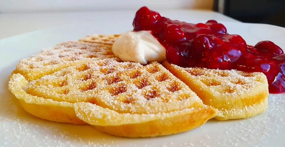 Sahne Waffeln mit heißen Himbeeren und einer Schmandcreme Sahne Waffeln Mit Heissen Himbeeren Und Einer Schmandcreme