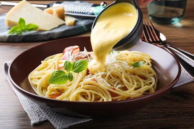 Spaghetti mit Cheddarsauce übergossen Spaghetti Mit Cheddarsauce Uebergossen