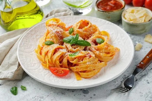 Tagliatelle mit Tomatensauce Tagliatelle mit Tomatensauce sind besonders bei Kindern heiß begehrt