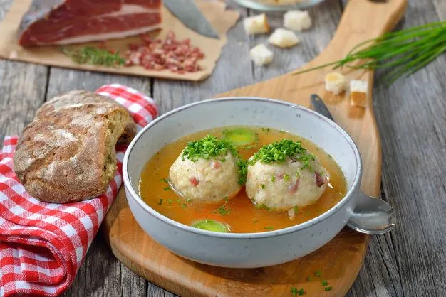 Tiroler Speckknödel Suppe Tiroler Speckknödel Suppe, ein Fixstern am Tiroler Kulinarikhimmel!