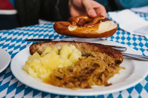 Zwischen Himmel und Erde Bratwurst Mit Kartoffelbrei Und Sauerkraut