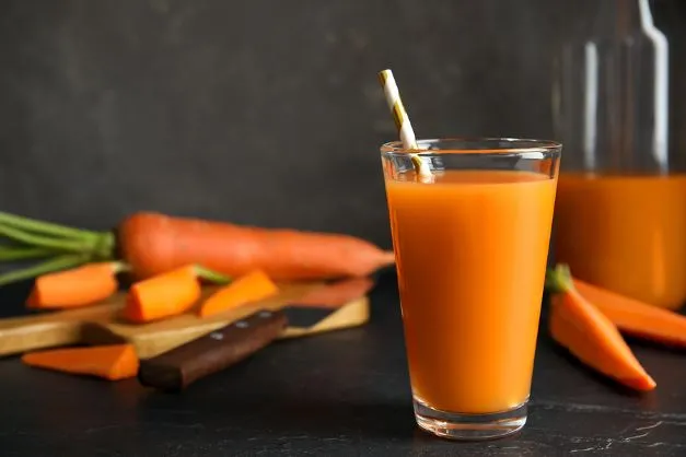 Frisch gepresster Karottensaft der Saft für schöne Haut und gesunde Augen