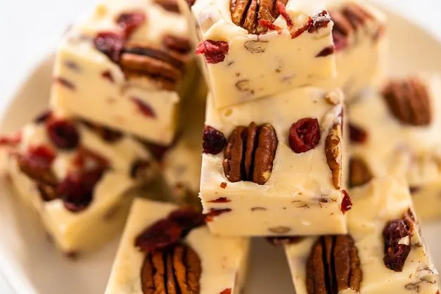 Hausgemachte weiße Schokolade mit Nüssen Hausgemachte Weisse Schokolade Mit Nuessen