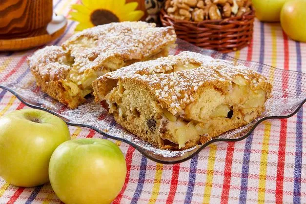Hausgemachter Apfelkuchen mit frischen Äpfeln Ein Klassiker in der österreichischen Mehlspeisenküche