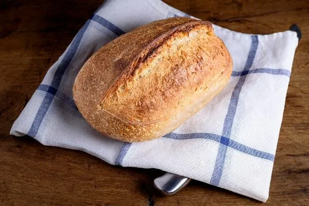Ofen Sauerteig Brot Der Prozess der Herstellung für dieses Brot führt zu einer dickeren Kruste