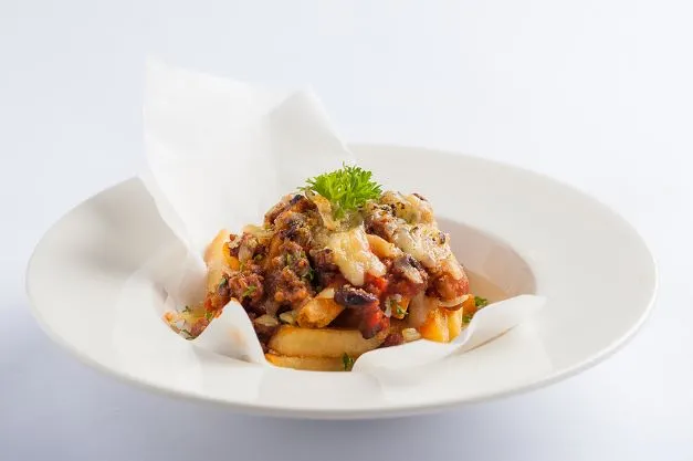 Pommes mit Hackfleisch und Käse Diese leckeren Pommes mit Hackfleisch und Käse sind die Fast-Food-Variante für zu Hause, nur viel besser