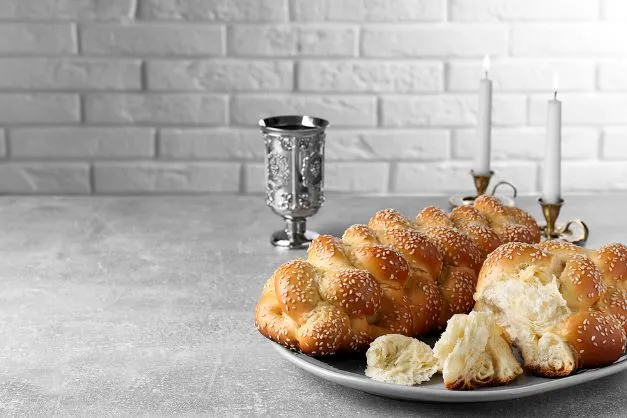 Traditionelles jüdisches Zopfbrot Traditionelles jüdisches Zopfbrot ist herrlich fluffig