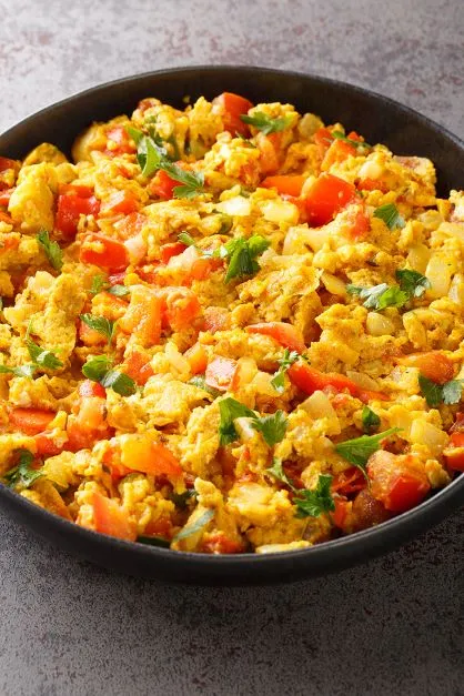Würziges indisches Rührei es wird auch zu Mittag- und Abendessen als Beilage serviert
