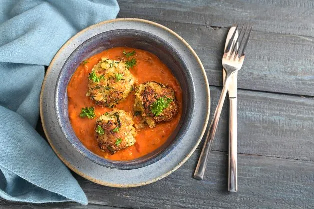 Zucchinibällchen in Tomatensauce diese Zucchinibällchen in Tomatensauce schlagen einfach alle anderen Bällchen Rezept