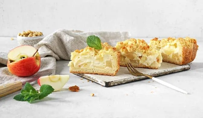 Beschwipster Apfelkuchen Dieser Kuchen wird mit einem Vanillepudding mit Eierlikör und einer Apfelmasse mit Rum zubereitet.