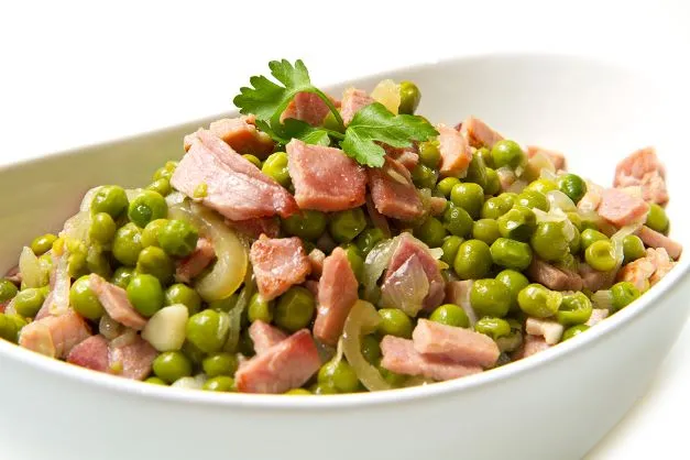 Frische Erbsen mit Speck Frische Erbsen mit Speck sind die perfekte Beilage für einen Hackbraten