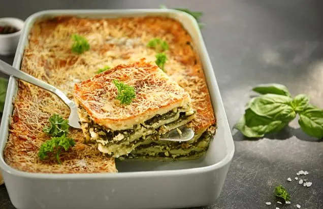 Hausgemachte Spinatlasagne Diese vegetarische hausgemachte Spinatlasagne lebt vom perfekten Zusammenspiel des grünen Blattgemüses mit einer cremiger Sauce