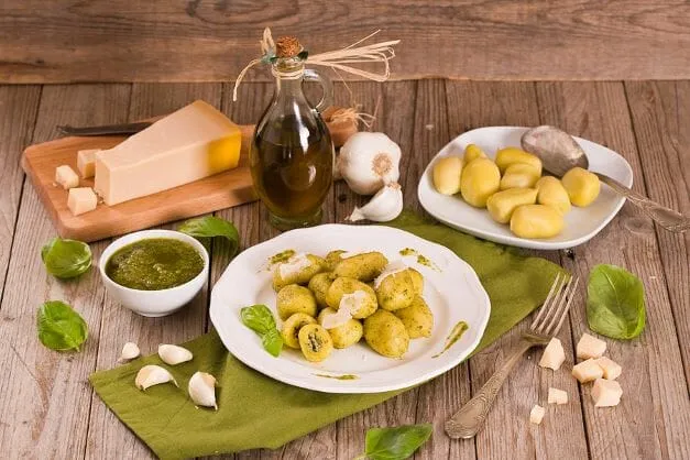 Kleine Kartoffelknödel gefüllt mit Pestosauce Die Kombination Bärlauch, Knödel und Doppelrahmfrischkäse finden wir klasse
