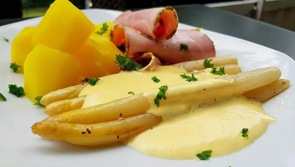 Spargel aus der Pfanne leckerer Spargel aus der Pfanne für die Familie gekocht