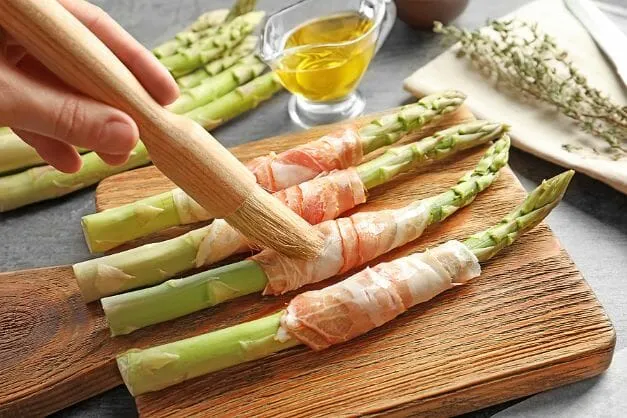 Spargel im Speckmantel Grüner Spargel im Speckmantel knusprig angebraten