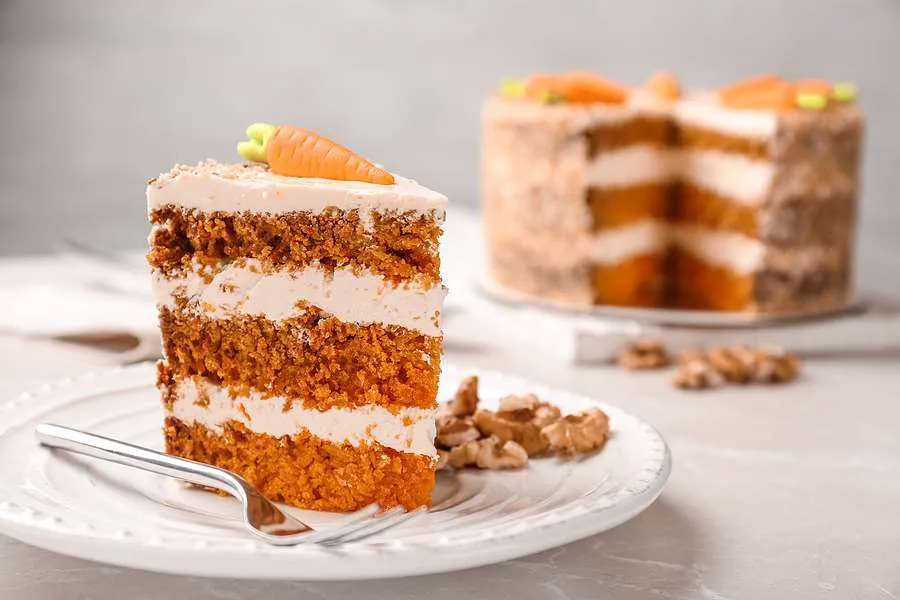 Süßer Karottenkuchen Süßer Karottenkuchen mit Eierlikör und Frischkäse-Frosting