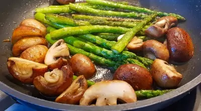 Was habe ich noch zu Hause Pfanne Angi Bieneck nennt ihre grünen Spargel mit braunen Champignons Pfanne
