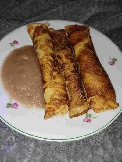 Eierkuchen mit Apfelmus Eierkuchen mit Apfelmus, eine gute Kombination