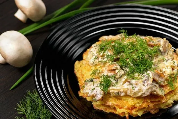 Kartoffelpuffer mit Champignonsauce Kartoffelpuffer mit Champignonsauce sind schnell und einfach gezaubert