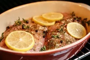 Backofen Hähnchen Der Ofen brutzelt und das Backofen Hähnchen wird in einer leckeren Sauce ganz einfach gebraten.