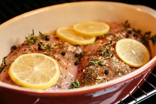 Backofen Hähnchen Mit Zitronen und Kräutern herrlich garniert