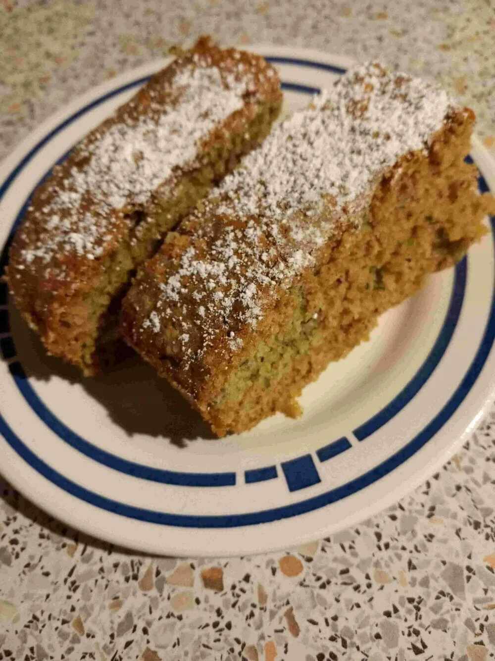 Zucchini Kuchen mit Nüssen und Rohrzucker süße Rezept für einen Zucchini Kuchen mit Nüssen und Rohrzucker.