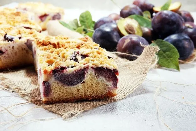 Pflaumenkuchen mit Streusel wird mit leckeren Butter-Zimt-Streuseln gemacht und er lässt sich ganz einfach backen