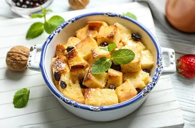Himmlischer Brotpudding Ein himmlischer Brotpudding aus altbackenem Brot
