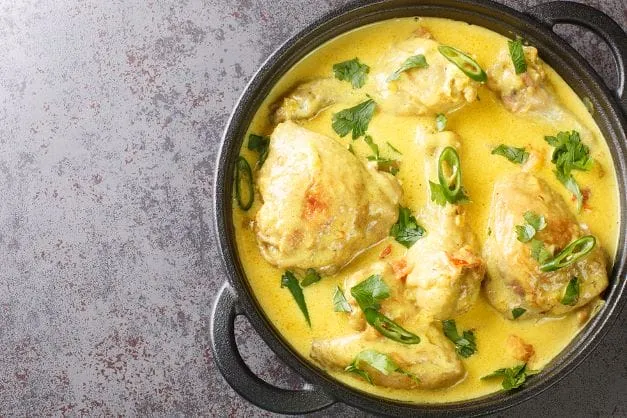 Hühnerbrust in Kokosmilch Sauce Ein einfaches Rezept für eine pikante Hühnerbrust in Kokosmilch Sauce