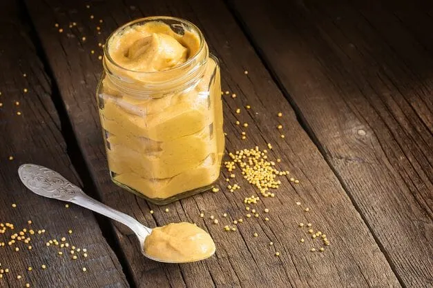 Senfsauce selbstgemacht Senfsauce selbstgemacht mit einer samtig gelben Sauce