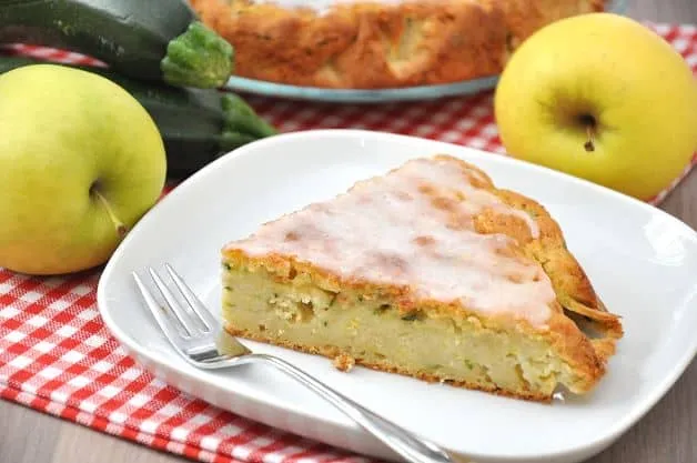 Apfel Zucchini Kuchen Dieser Apfel Zucchini Kuchen wird saftig, ganz schnell und einfach zubereitet