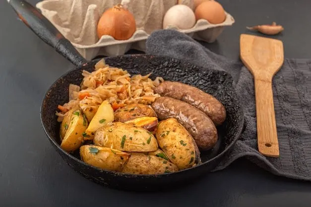 Bratkartoffel mit Sauerkraut und Wurst Bratkartoffel Mit Sauerkraut Und Wurst