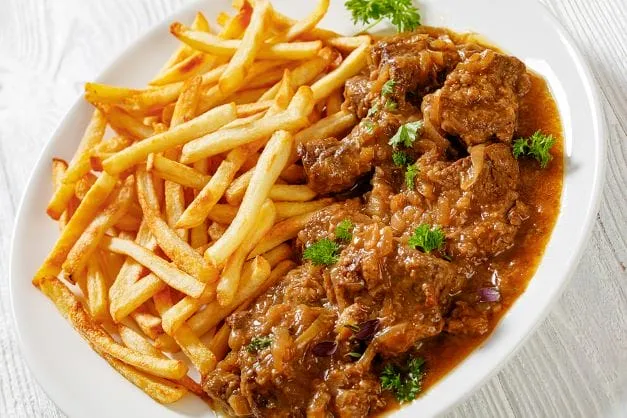 Flämischer Eintopf mit Pommes Ein Flämischer Eintopf mit Pommes ist ein süß-saurer Eintopf