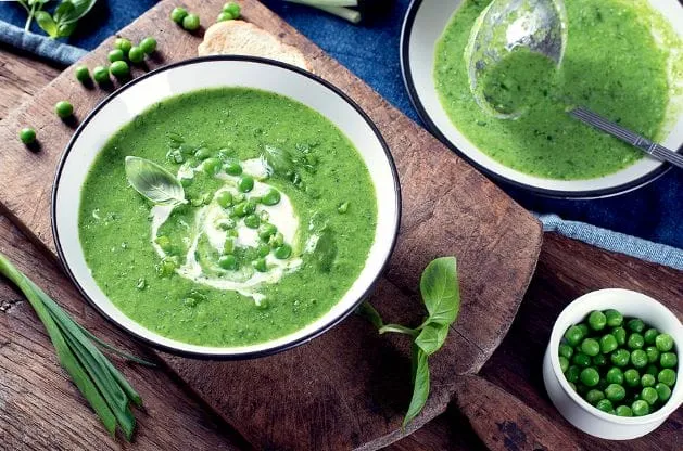 Grüne Erbsensuppe Die leckere, herrlich grüne Suppe wird mit einem Kartoffel aufgepimt