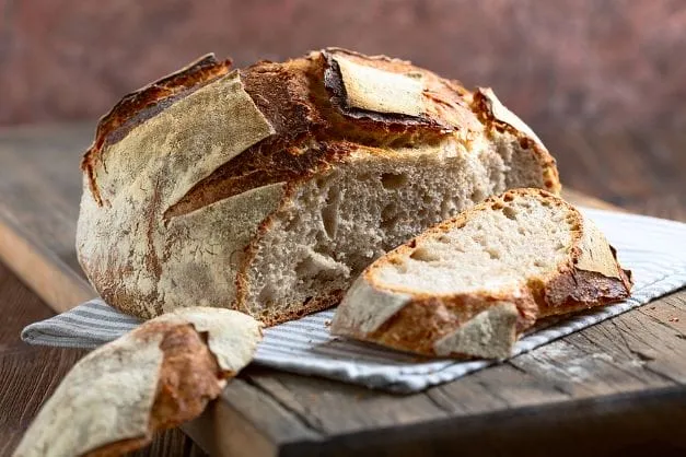 Rustikales Bauernbrot Es geht doch nichts über hausgemachtes Brot, so wie ein rustikales Bauernbrot