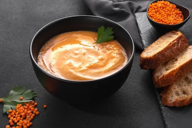 Türkische Linsensuppe Basis für die türkische Linsensuppe sind natürlich rote Linsen