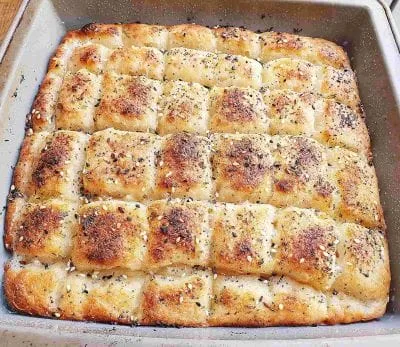 Focaccia Brot mit italienischen Kräutern und Knoblauch Passt zu zu vielen Gerichten, zu Salaten, oder als Beilage beim grillen