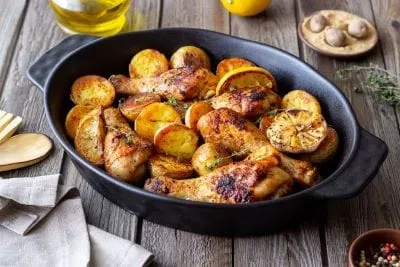 Hähnchenschenkel mit Bratkartoffeln Langsam im Ofen gegart, wird das Hähnchen herrlich zart und die Haut schön knusprig