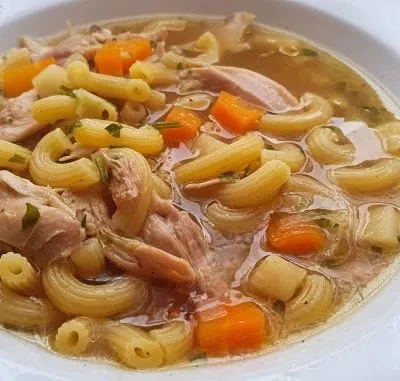 Hühner Nudel Suppe eine kräftige selbstgemachte Hühner Nudel Suppe