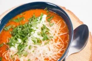 Cremige Tomatensuppe mit Mozzarella und Petersilie Cremige Tomatensuppe Mit Mozzarella Und Petersilie