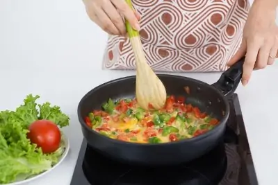 Gemüsepfanne mit Eier Ein tolles vegetarisches Gericht ist die Gemüsepfanne mit Eier