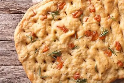 Focaccia mit Käse und Rosmarin Focaccia Mit Kaese Und Rosmarin