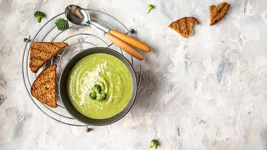 Ein Mahlzeitenplan und eine Einkaufsliste Gruene Brokkoli Cremesuppe