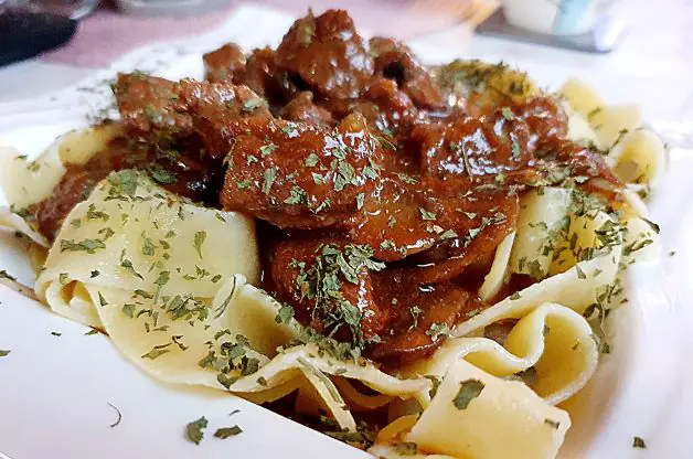 Burgundergulasch mit hausgemachten breiten Bandnudeln Burgundergulasch Mit Hausgemachten Breiten Bandnudeln