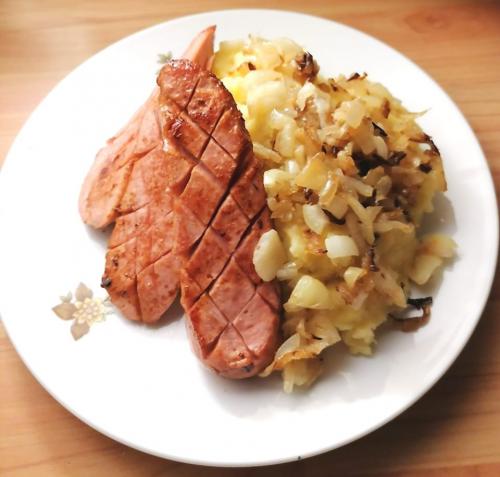 Augsburger mit Kartoffelschmarrn und geröstete Zwiebel
